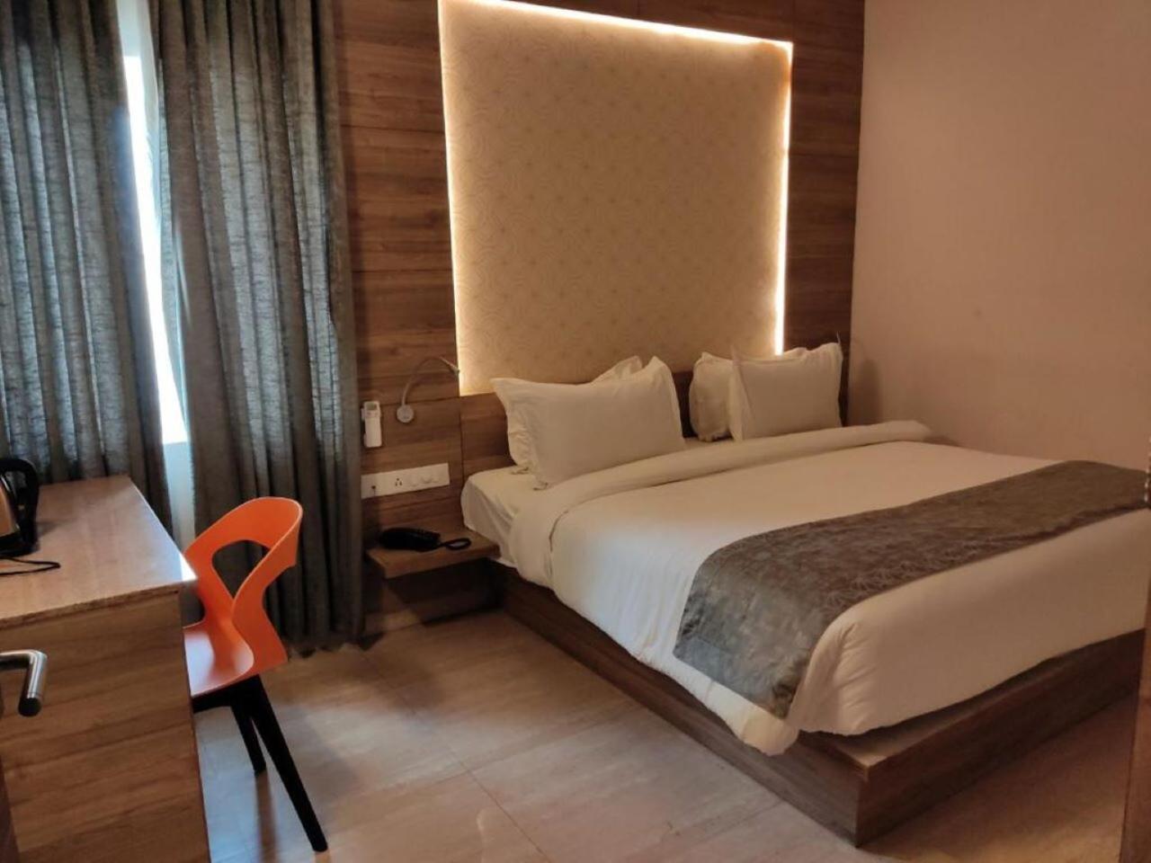 Hotel Residenza Adhikrishna Arcade Erode Esterno foto