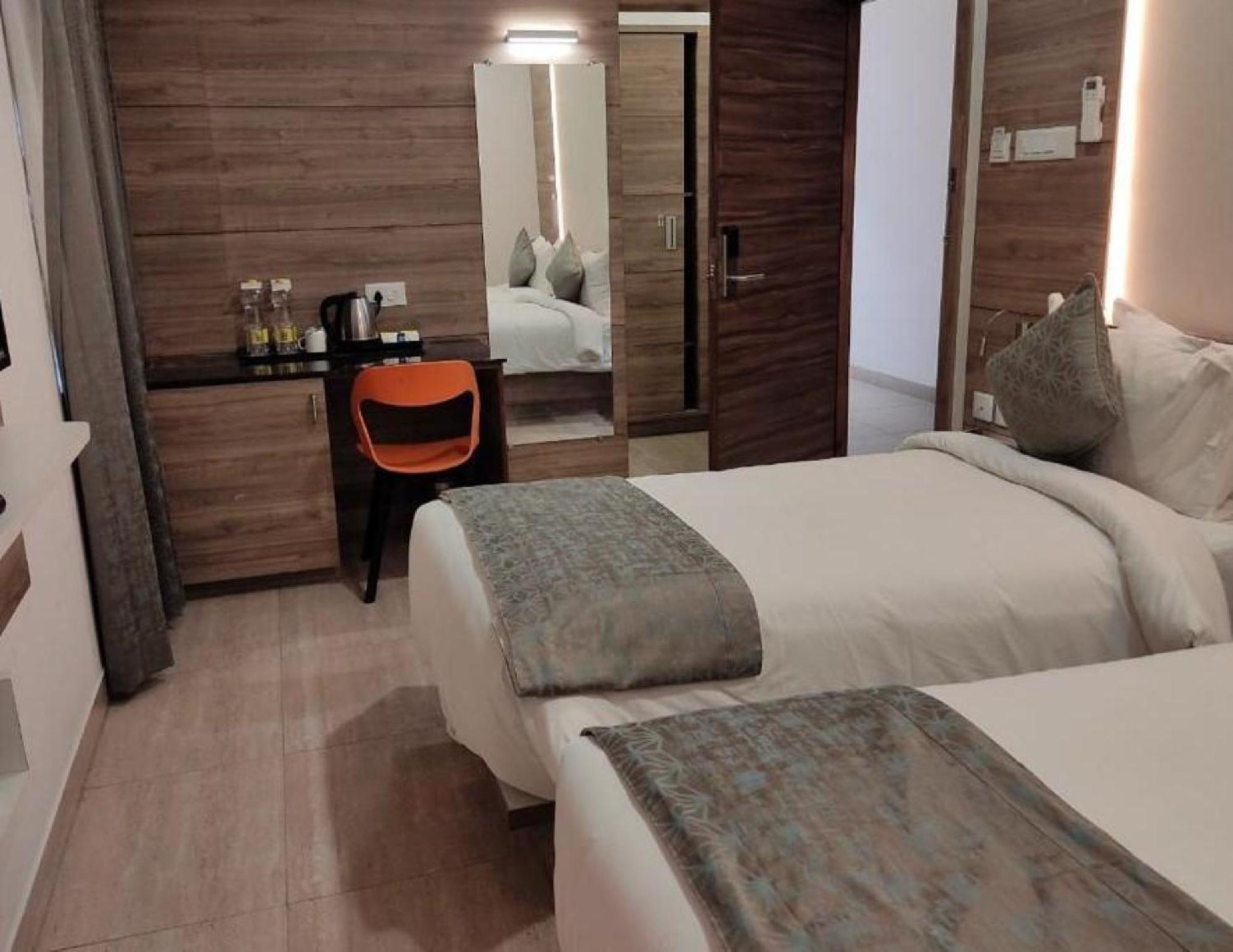 Hotel Residenza Adhikrishna Arcade Erode Esterno foto